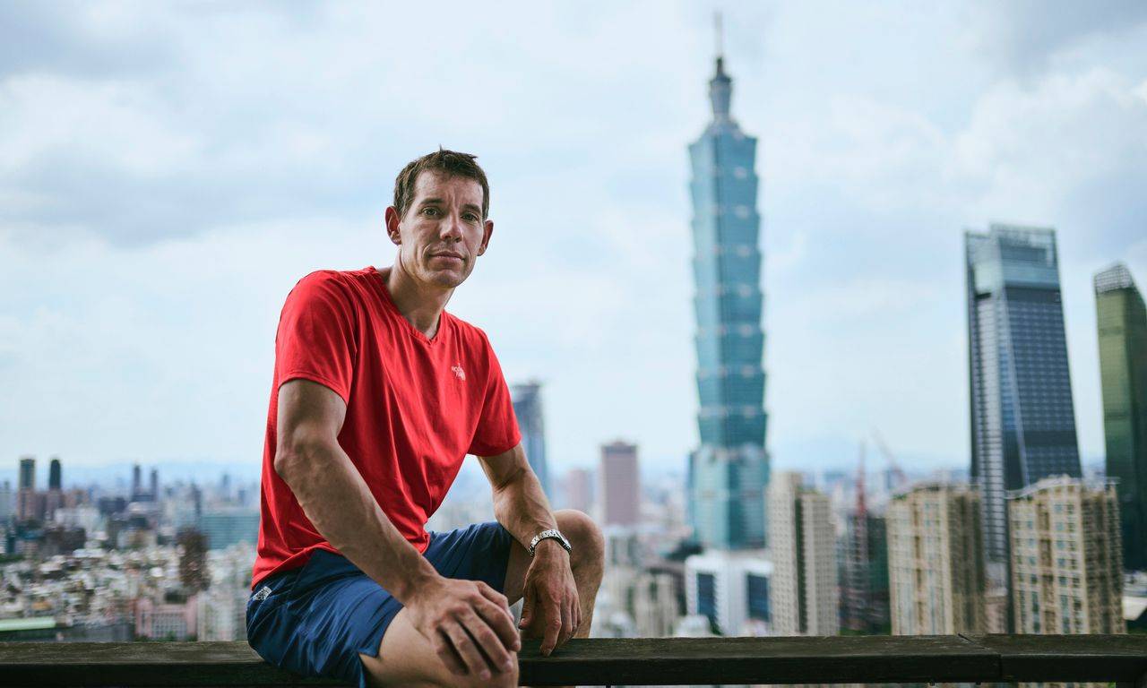 赤手獨攀台北101，考慮當天去公司加班，順便親眼目睹這位神人的風采！